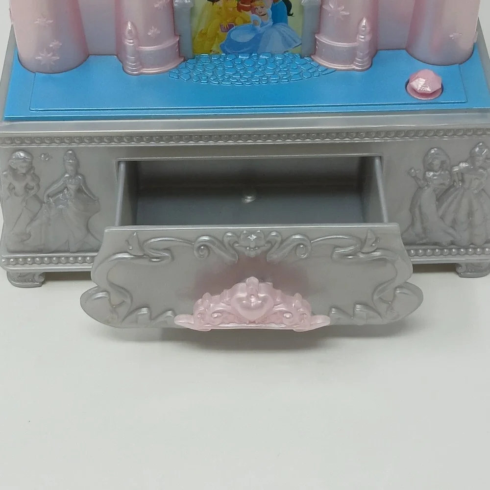 Disney Princess Wishes 100th Celebration Castle Light Up‎ Musical Jewelry Box